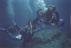 under-water-2-divers-posing