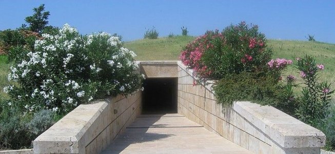 vergina tombs entrance